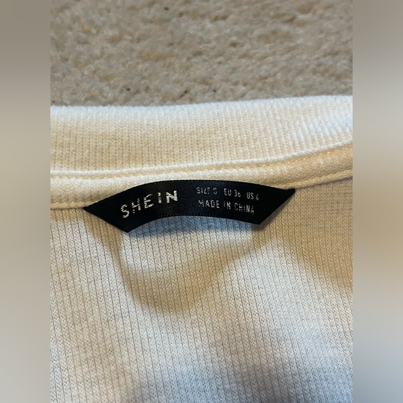 ⭐️NEVER WORN⭐️ Cuffed Neck Top - Picture 2 of 3